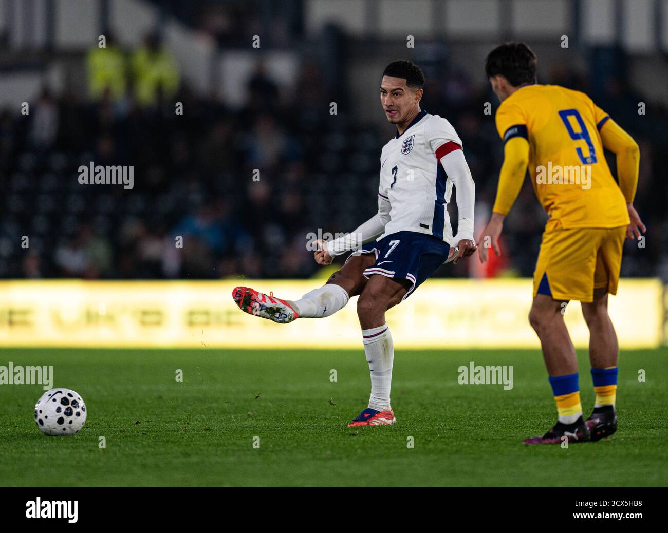 Pride Park, Derby, Midlands, Regno Unito. 13 ottobre 2025. Qualificazione al Campionato europeo Under 21 UEFA, Inghilterra contro Andorra; Jobe Bellingham dell'Inghilterra U21 passa la palla Credit: Action Plus Sports/Alamy Live News Foto Stock