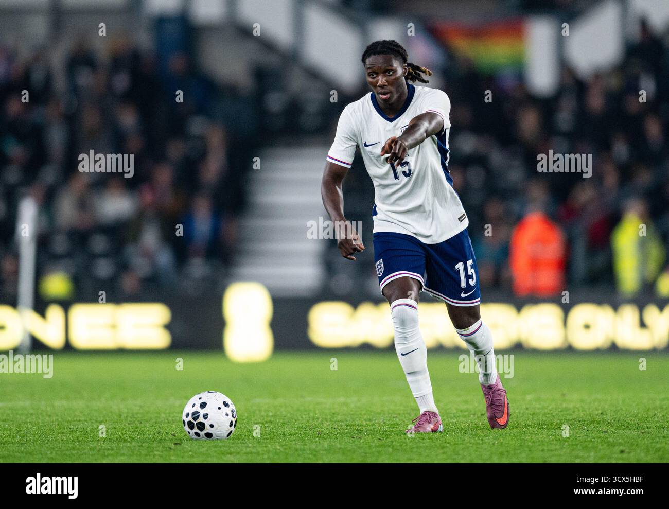 Pride Park, Derby, Midlands, Regno Unito. 13 ottobre 2025. Qualificazione al Campionato europeo Under 21 UEFA, Inghilterra contro Andorra; Brooke Norton-Cuffy of England U21 sul pallone credito: Action Plus Sports/Alamy Live News Foto Stock
