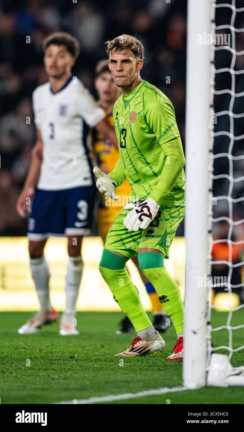 Pride Park, Derby, Midlands, Regno Unito. 13 ottobre 2025. Qualificazione al Campionato europeo Under 21 UEFA, Inghilterra contro Andorra; il portiere Marc de Castro di Andorra U21 guarda giocare Credit: Action Plus Sports/Alamy Live News Foto Stock