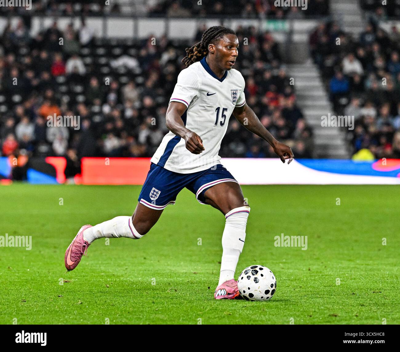 Pride Park, Derby, Midlands, Regno Unito. 13 ottobre 2025. Qualificazione al Campionato europeo Under 21 UEFA, Inghilterra contro Andorra; Brooke Norton-Cuffy of England U21 corre con la palla credito: Action Plus Sports/Alamy Live News Foto Stock