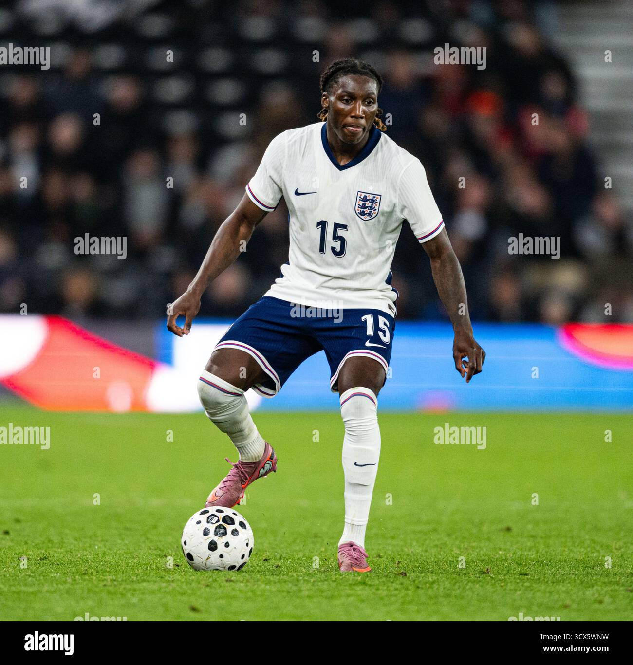 Pride Park, Derby, Midlands, Regno Unito. 13 ottobre 2025. Qualificazione al Campionato europeo Under 21 UEFA, Inghilterra contro Andorra; Brooke Norton-Cuffy of England U21 sul pallone credito: Action Plus Sports/Alamy Live News Foto Stock