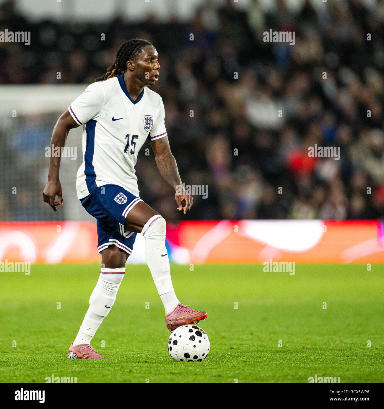 Pride Park, Derby, Midlands, Regno Unito. 13 ottobre 2025. Qualificazione al Campionato europeo Under 21 UEFA, Inghilterra contro Andorra; Brooke Norton-Cuffy of England U21 sul pallone credito: Action Plus Sports/Alamy Live News Foto Stock
