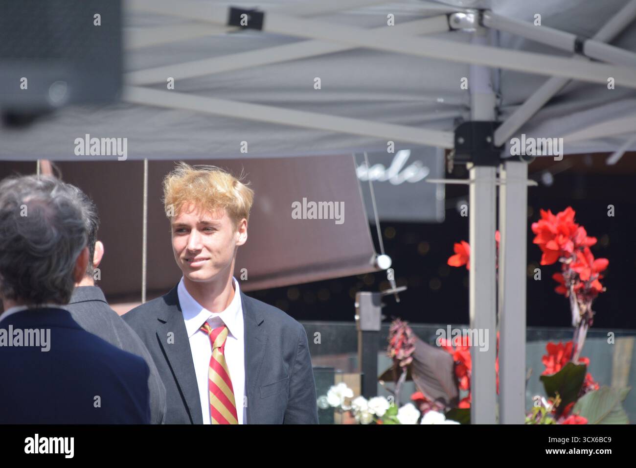 Hollywood, California, Stati Uniti. 13 ottobre 2025. Sasha Schreiber partecipa alla cerimonia della stella Hollywood Walk of Fame di sua madre Naomi Watts il 13 ottobre 2025 a Hollywood, Los Angeles, California. Crediti: Sharon Graphics/Alamy Live News Foto Stock