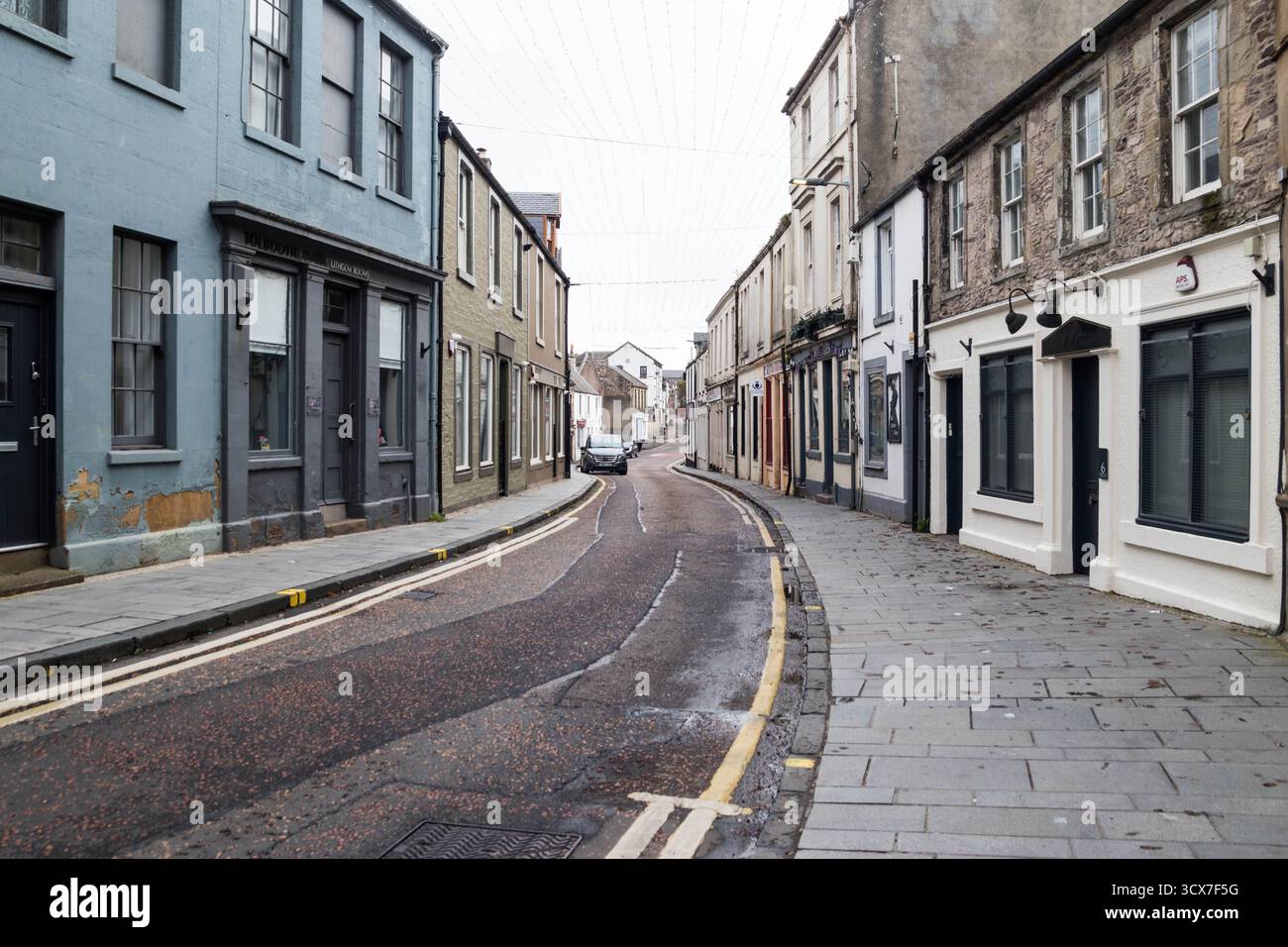 Strada stretta nel centro di Lanark, Scozia Foto Stock