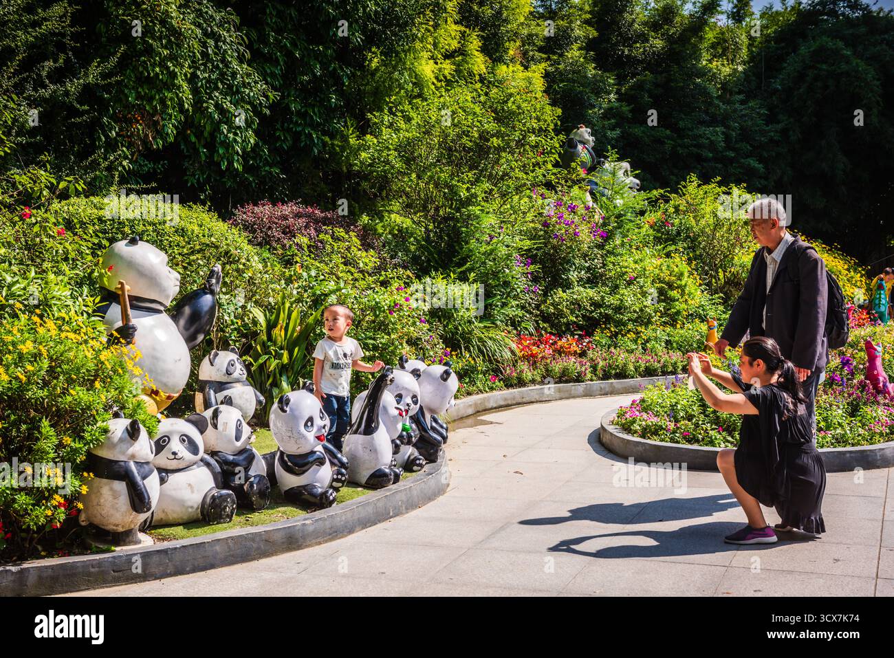 Chengdu, Cina - 28 settembre 2018: Foto di famiglia con statue di panda presso la base di ricerca di Chengdu per l'allevamento di panda giganti. Foto Stock