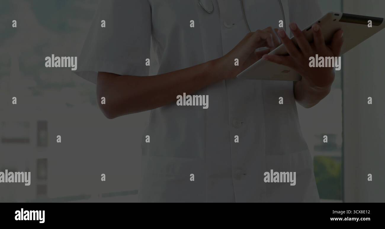 Tipizzazione operatore sanitario indossando cappotto bianco e stetoscopio in clinica per finestra, con compressa Foto Stock