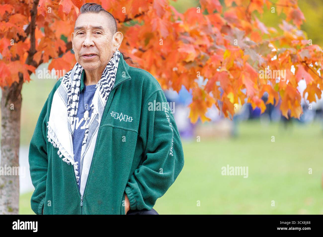 Rochester, New York, Stati Uniti. 13 ottobre 2025. PAUL WINNIE, un uomo di Tonawanda Seneca, ascolta gli oratori durante la festa dei popoli indigeni a Rochester, NY. Crediti: ZUMA Press, Inc./Alamy Live News Foto Stock