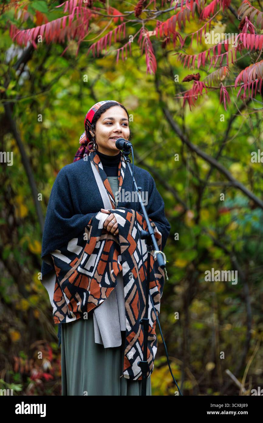 Rochester, New York, Stati Uniti. 13 ottobre 2025. Una parte del discorso del Ringraziamento dato da RILEY SMITH per iniziare la celebrazione del giorno dei popoli indigeni a Rochester, NY. Crediti: ZUMA Press, Inc./Alamy Live News Foto Stock
