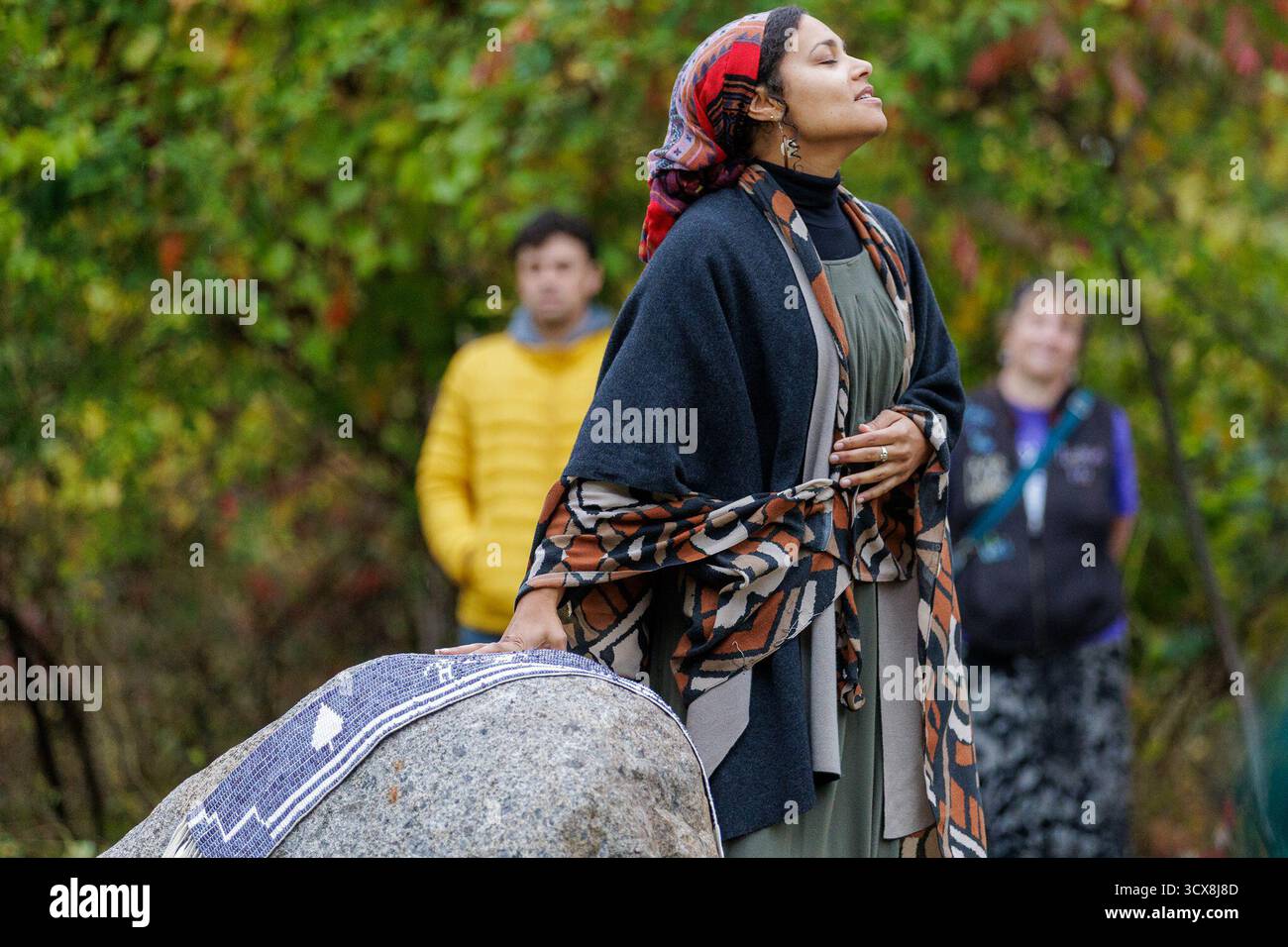 Rochester, New York, Stati Uniti. 13 ottobre 2025. RILEY SMITH canta una canzone durante la cerimonia dell'alba per iniziare la celebrazione del giorno dei popoli indigeni a Rochester, NY. Crediti: ZUMA Press, Inc./Alamy Live News Foto Stock