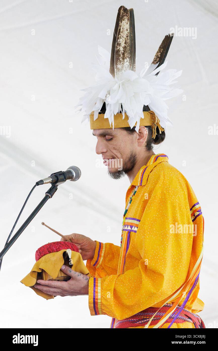 Rochester, New York, Stati Uniti. 13 ottobre 2025. ADAH SHENANDOAH, Oneida, esegue una canzone con il tamburo d'acqua durante la celebrazione del giorno dei popoli indigeni in un giorno di pioggia a Rochester, New York. Crediti: ZUMA Press, Inc./Alamy Live News Foto Stock