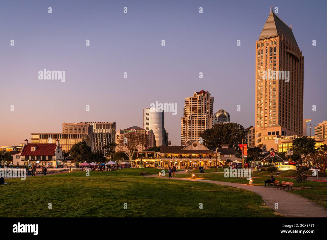 16 novembre 2024, San Diego, CA: Vista dell'Embarcadero Marina Park a San Diego, California dopo il tramonto Foto Stock