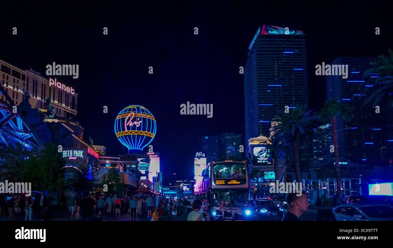 Las Vegas NV, Stati Uniti - 19 settembre 2023: Paris Las Vegas Hotel brilla di notte con luci al neon e vivaci attività di strada Foto Stock