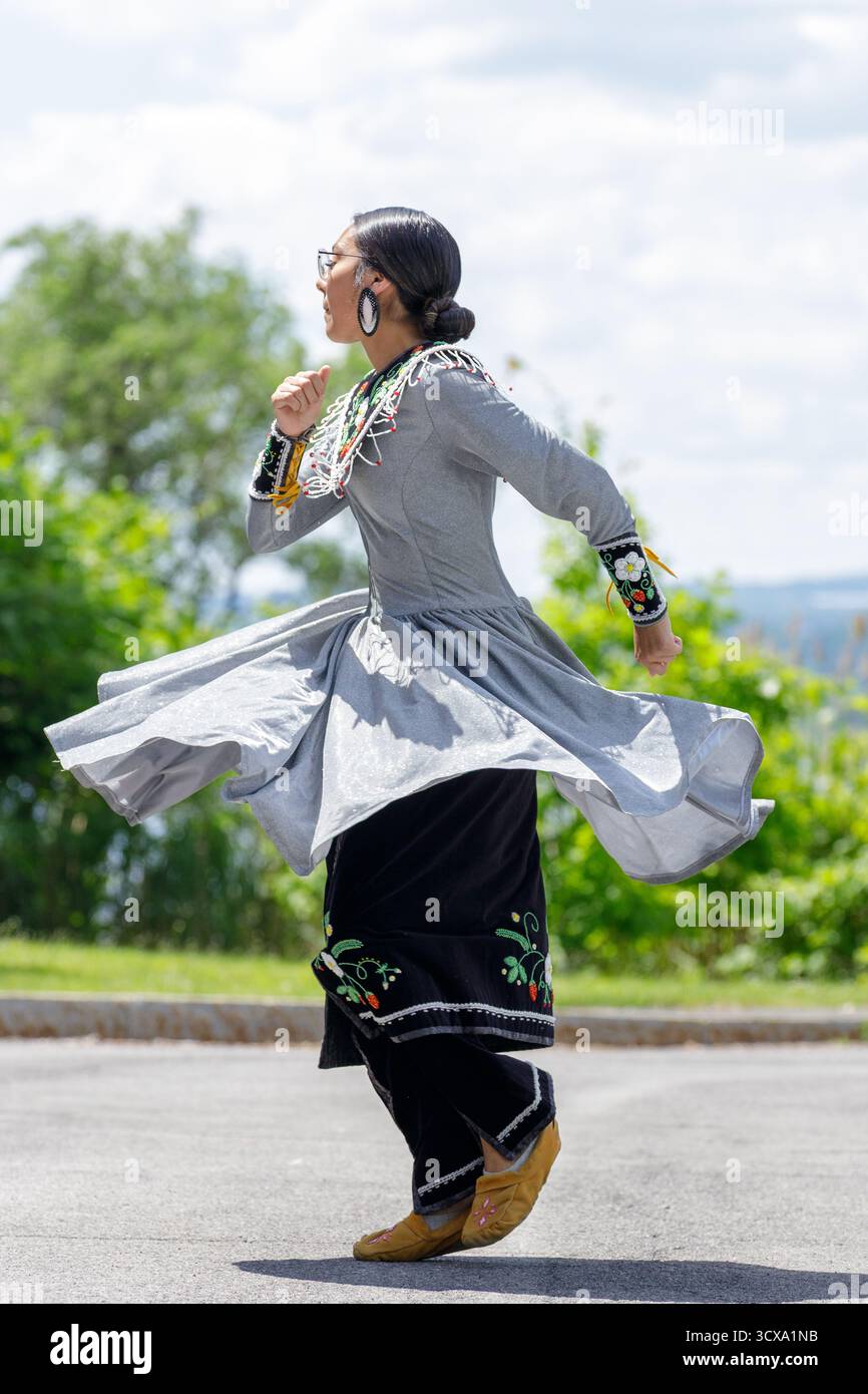 Alexandria Campbell, Onondaga Nation, che mostra una danza del fumo femminile durante una manifestazione culturale a Liverpool, New York. Foto Stock