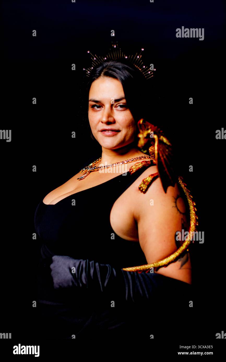 Jenn Wilt, Oneida Indian Nation, nel ruolo di Dragon Lady of the Ball durante una festa in maschera. Jenn ha progettato sneakers per il marchio Nike N7. Foto Stock