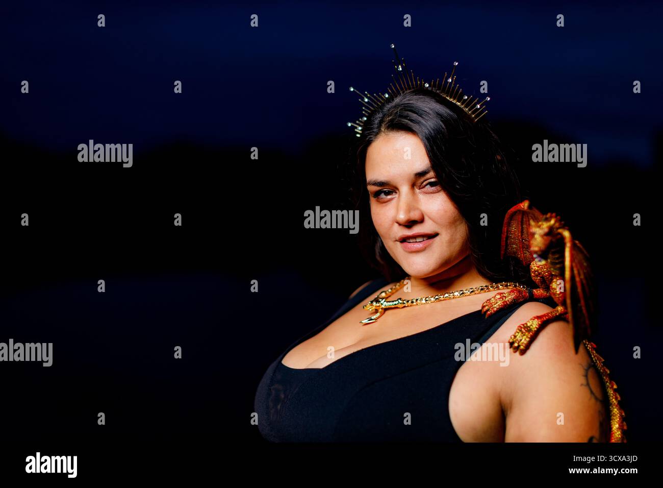 Jenn Wilt, Oneida Indian Nation, nel ruolo di Dragon Lady of the Ball durante una festa in maschera. Jenn ha progettato sneakers per il marchio Nike N7. Foto Stock