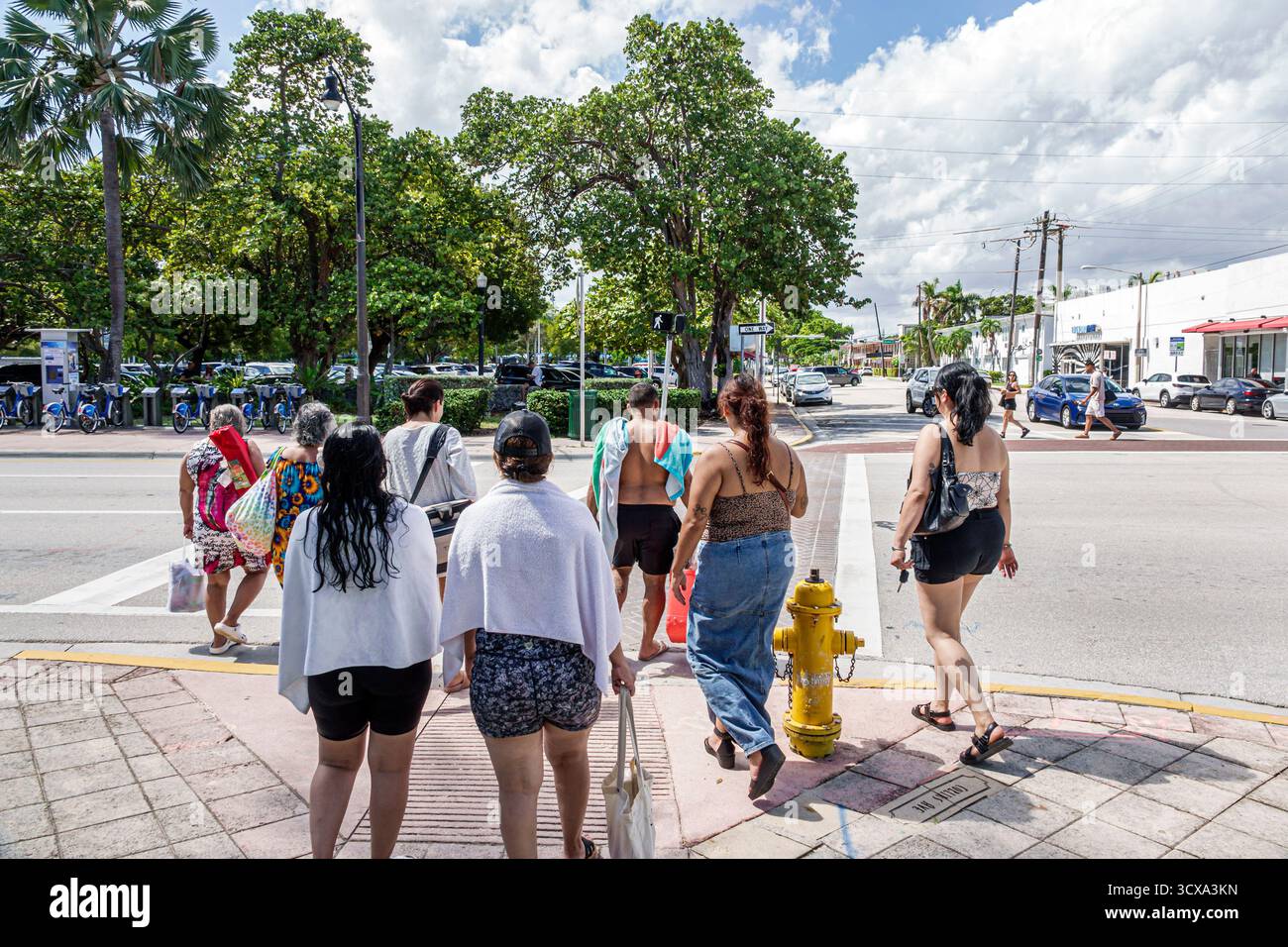 Miami Beach, Florida, North Beach, Collins Avenue, attraversamento pedonale per gruppi di pedoni, uomini, donne, adulti, etnie diverse, residenti ispanici latini Foto Stock
