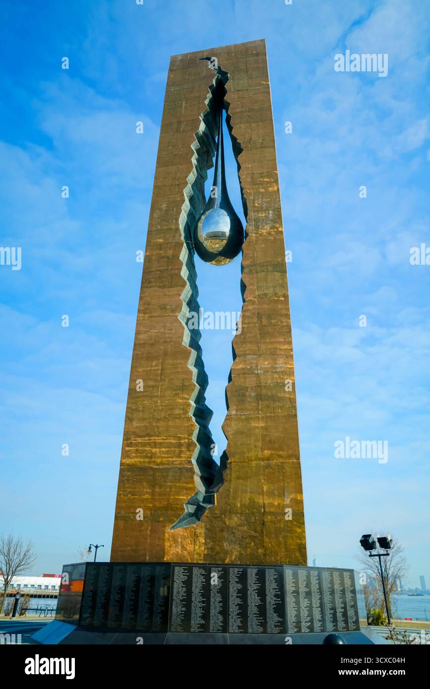 Bayonne, New Jersey – 14 marzo 2025: Il monumento a Tear Drop 9-11 si erge alto con una base incisa e una scultura scintillante Foto Stock