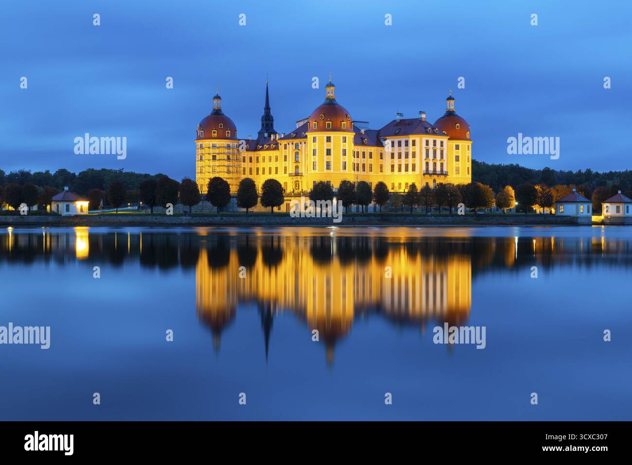 Castello di Moritzburg nell'ora blu, laghetto del castello, riflesso, tramonto, Moritzburg, Sassonia, Germania Foto Stock