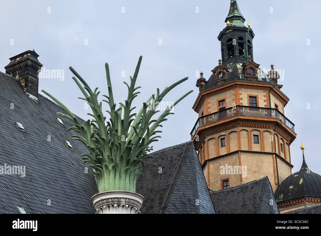 Torre della Chiesa Nikolai e cima della colonna Nikolai, Lipsia, Sassonia, Germania Foto Stock