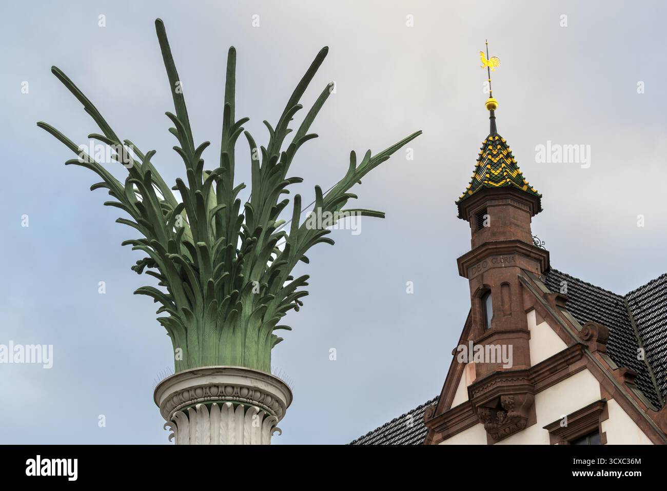 Torre della Chiesa Nikolai e cima della colonna Nikolai, Lipsia, Sassonia, Germania Foto Stock