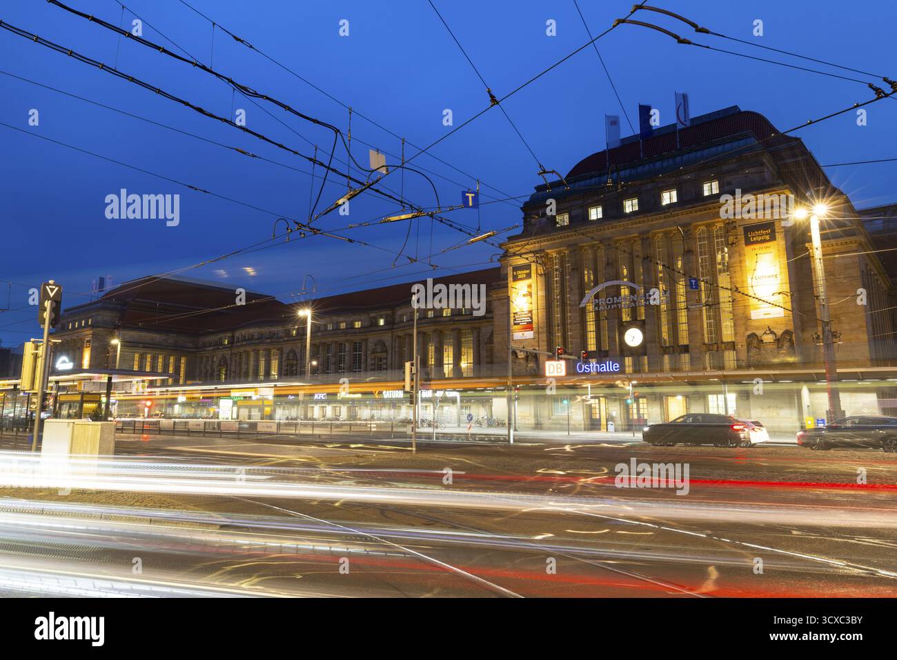 Strade e tram di fronte alla stazione principale, tracciatori, Blue Hour, stazione principale, Lipsia, Sassonia, Germania Foto Stock