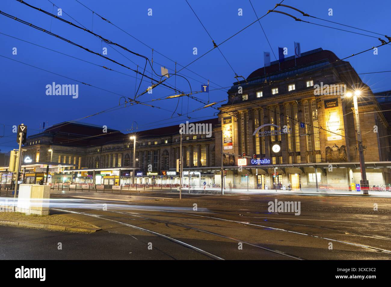 Strade e tram di fronte alla stazione principale, tracciatori, Blue Hour, stazione principale, Lipsia, Sassonia, Germania Foto Stock