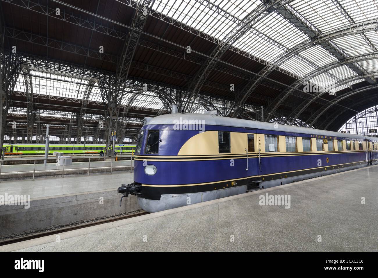 Struttura in ferro rivettato nella stazione ferroviaria principale, treno storico della Deutsche Reichsbahn, Lipsia, Sassonia, Germania Foto Stock