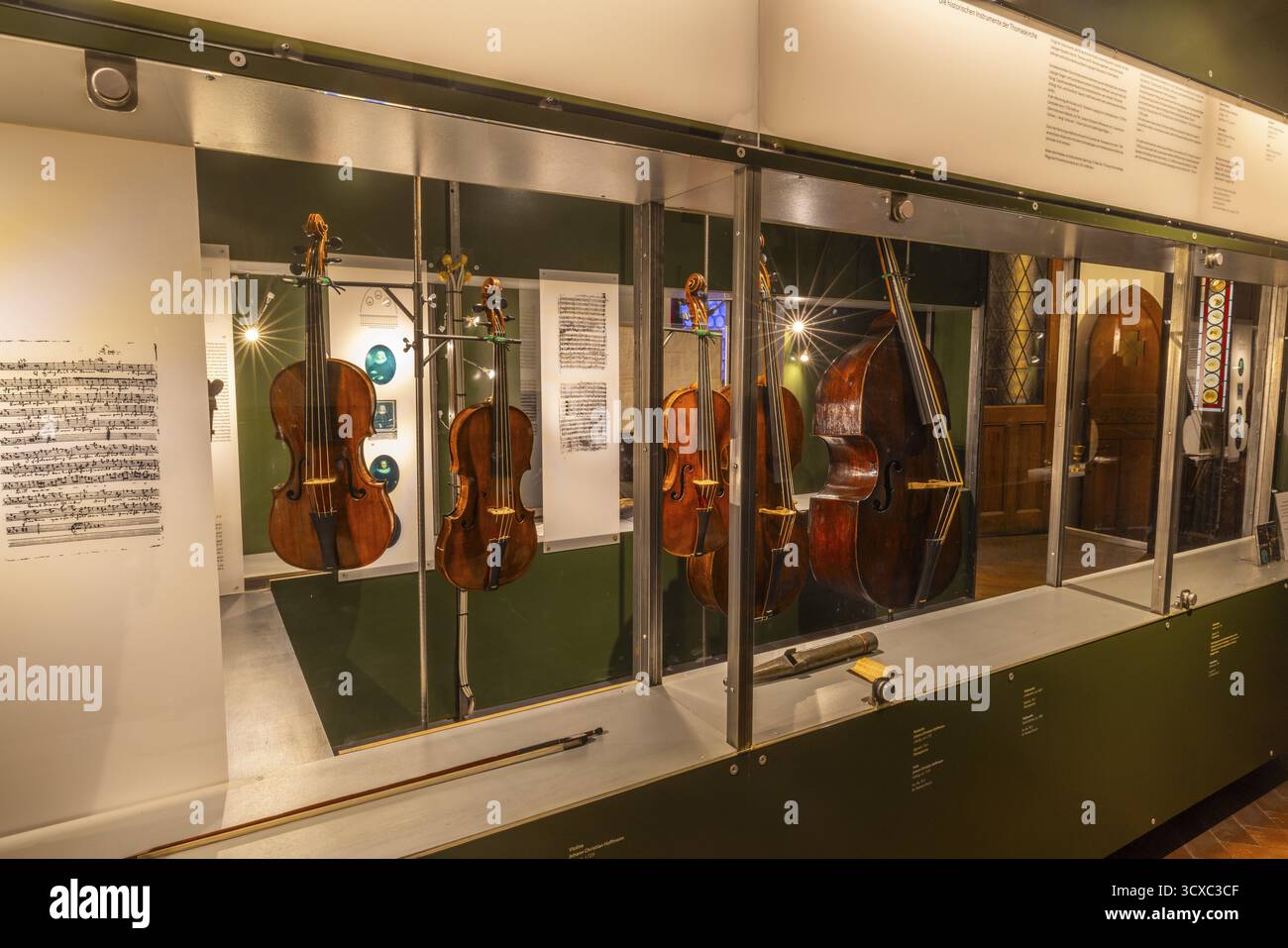 Strumenti esposti nella sacrestia di Petzoldt nella chiesa di San Tommaso, Lipsia, Sassonia, Germania Foto Stock