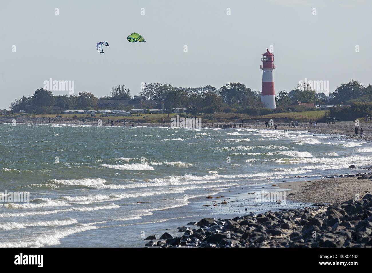Faro, spiaggia, Mar Baltico, gente, kitesurfer, Falshoeft, Pommerby, Schleswig-Holstein, Germania Foto Stock