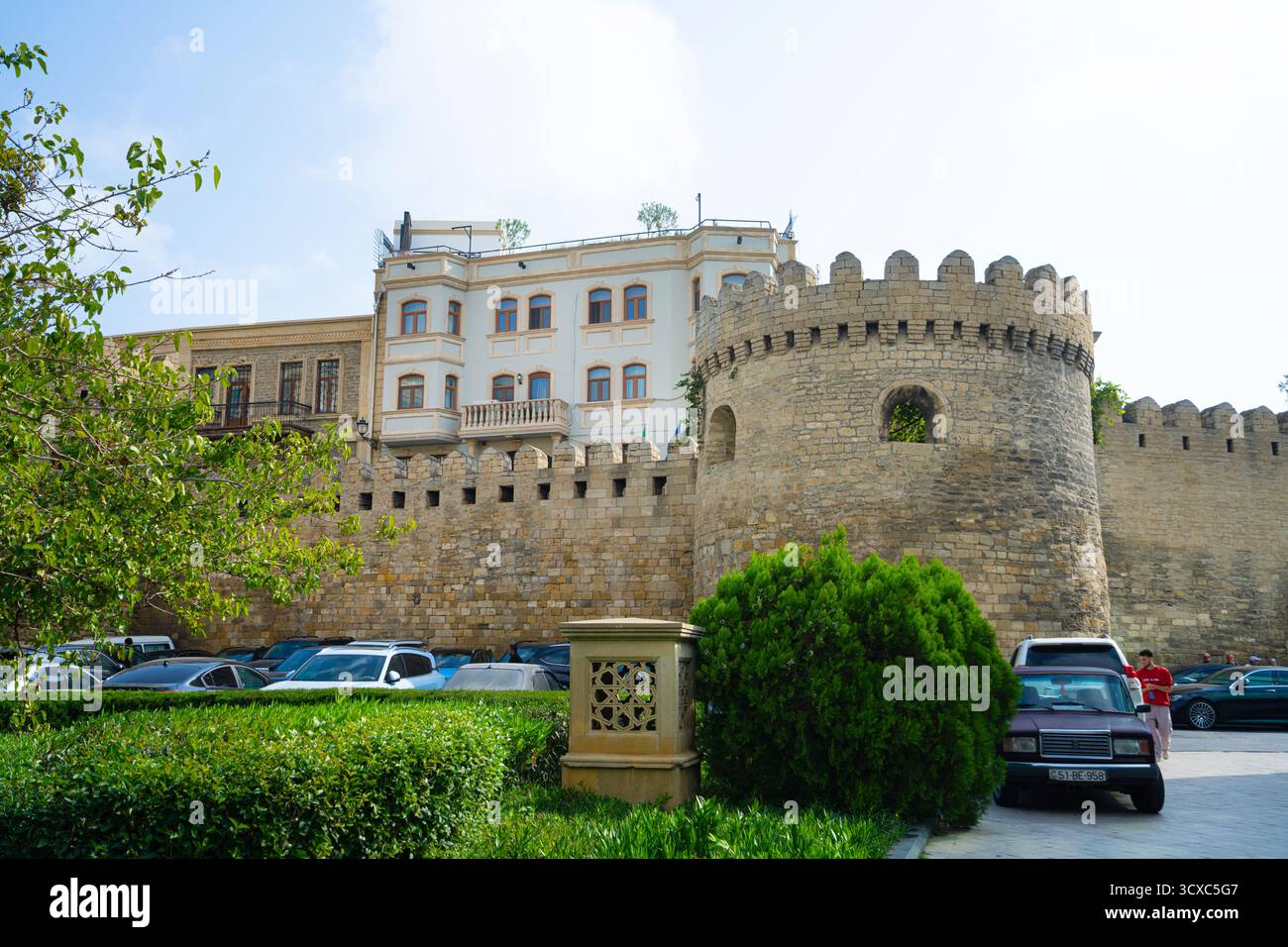 Baku, Azerbaigian. 9 ottobre 2025. vista panoramica delle mura della città vecchia nel centro della città Foto Stock