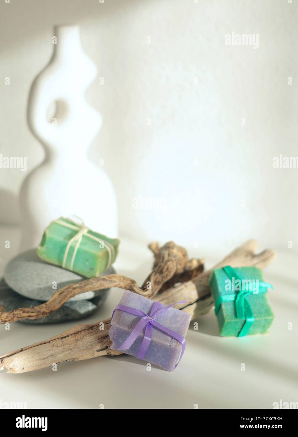 Cubi di sapone naturale sullo sfondo di elementi naturali. Artigianato e hobby. Cosmetici e bellezza. Prodotti ecocompatibili. Sfondo Foto Stock