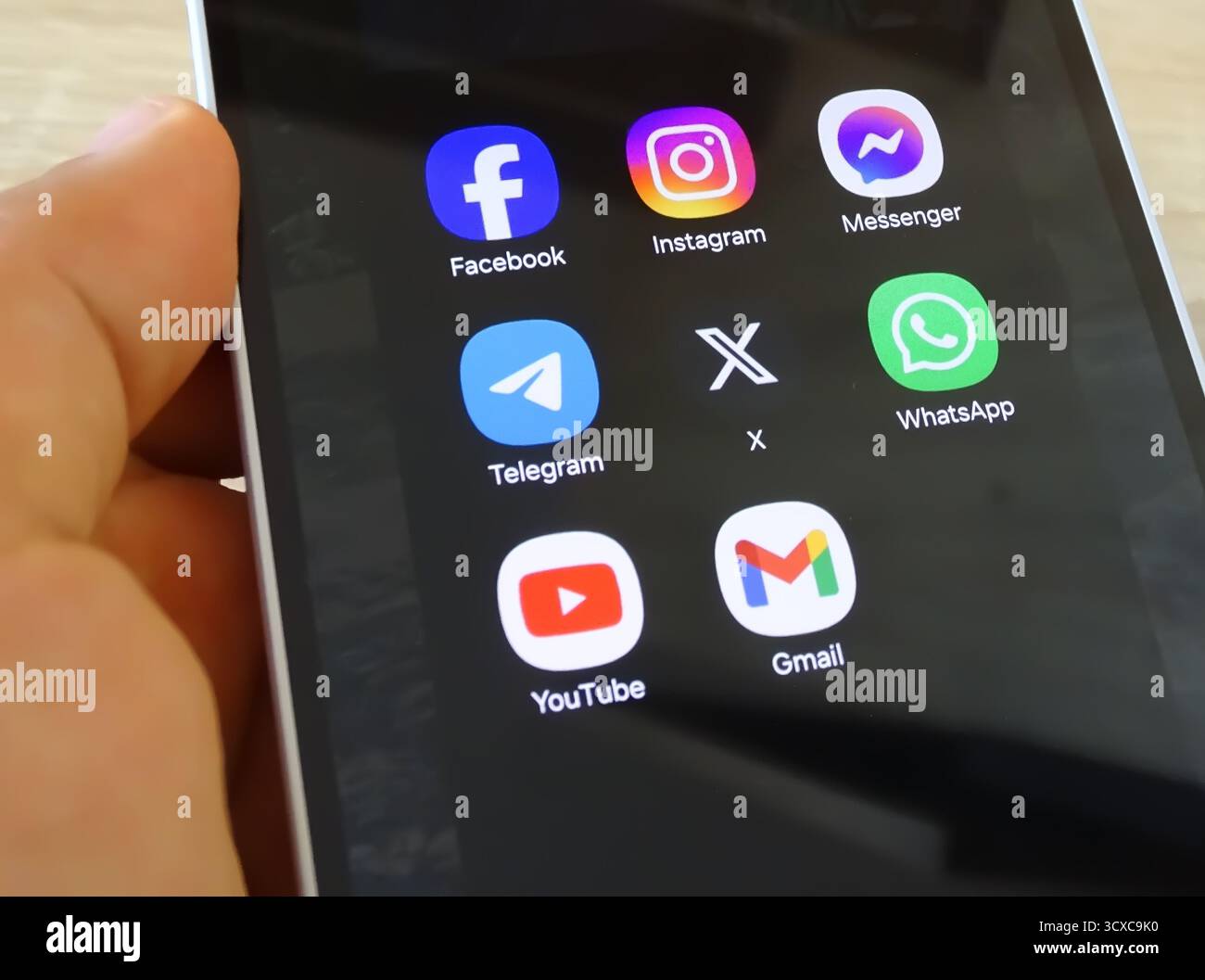 Baia Mare, Romania - 04 settembre 2024: App icona social media sullo schermo di uno smartphone: Facebook, Instagram, Messenger, Telegram, X, WhatsApp, YouTube, Foto Stock