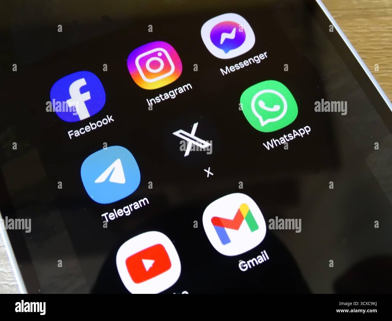 Baia Mare, Romania - 04 settembre 2024: App icona social media sullo schermo di uno smartphone: Facebook, Instagram, Messenger, Telegram, X, WhatsApp, YouTube, Foto Stock