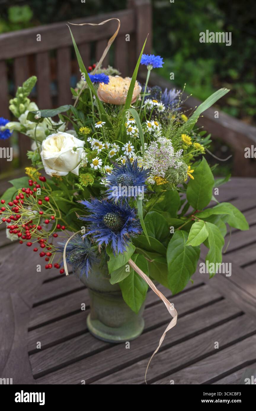 Bouquet estivo di fiori su un tavolo da giardino, Baviera, Germania Foto Stock