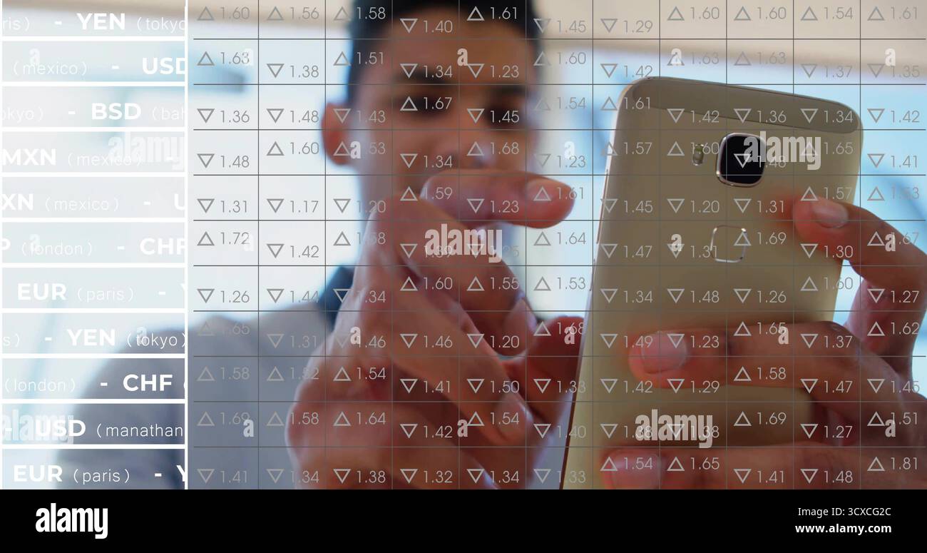 Uomo adulto che analizza i tassi di cambio su smartphone nello spazio di lavoro dell'ufficio, con pannelli valutari Foto Stock