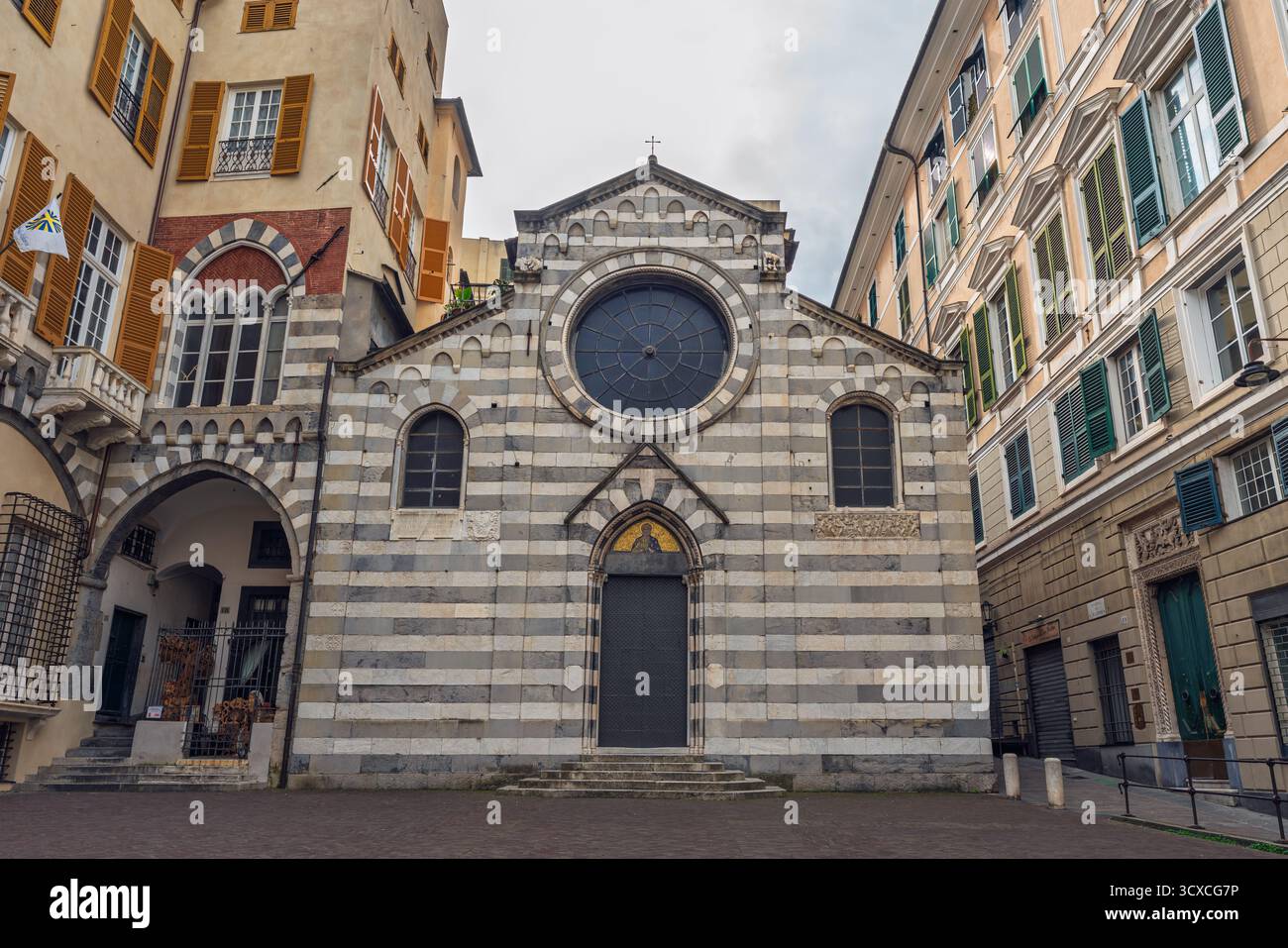 Genova, Italia. 8 giugno 2025. Chiesa di San Matteo, tempio medievale fondato nel 1125, con una facciata a righe e la cripta cinquecentesca di Andrea Doria Foto Stock
