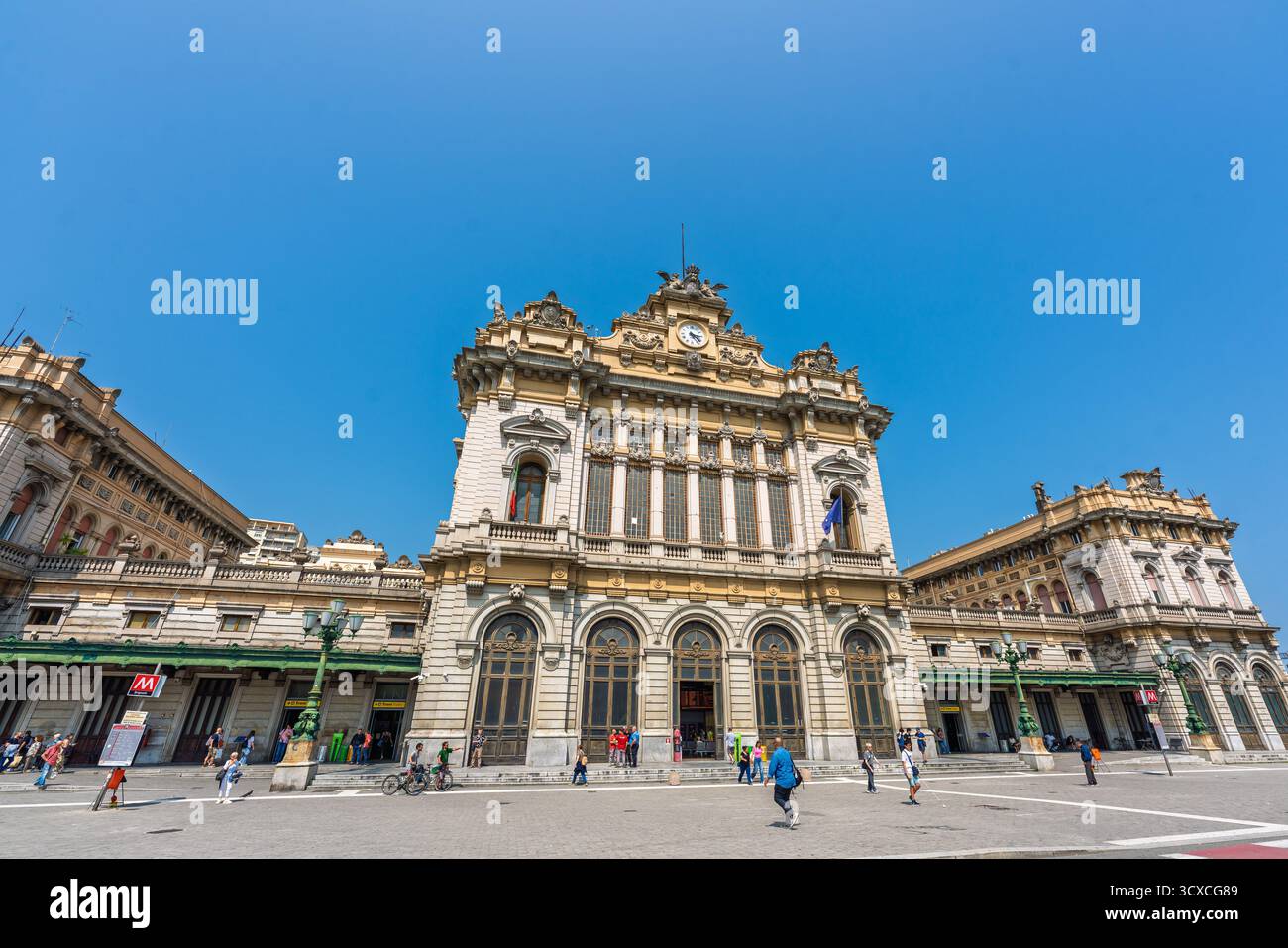 Genova, Italia. 9 giugno 2025. La gente cammina di fronte alla stazione ferroviaria di Genova Brignole in una giornata di sole Foto Stock