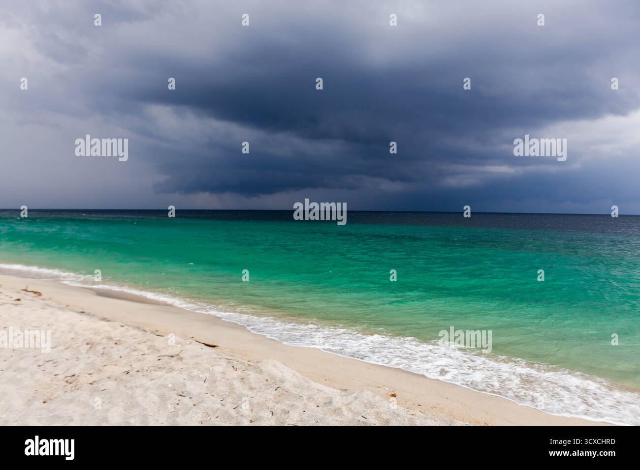 Isola di Adang nel Parco Nazionale di Tarutao, Tailandia meridionale. Tempo tempestoso, nuvole dense, mare delle Andamane verde smeraldo, spiaggia di sabbia bianca, vista spettacolare. Foto Stock