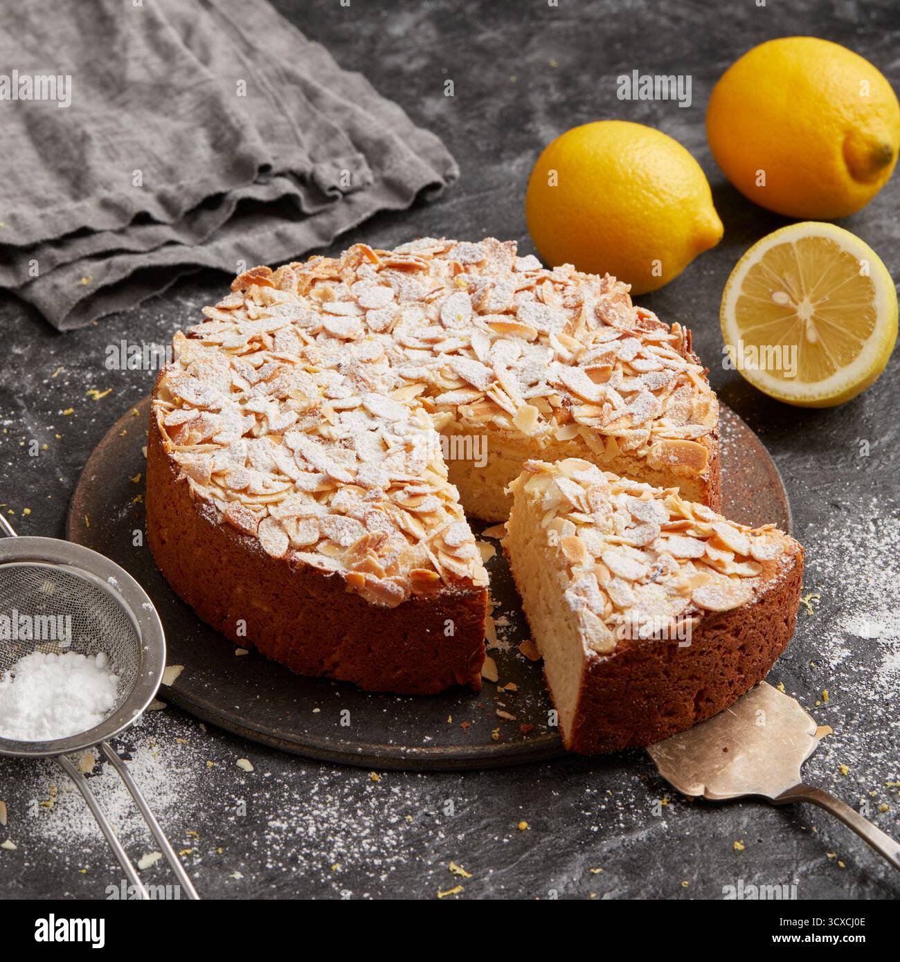 Torta al limone di mandorle Foto Stock