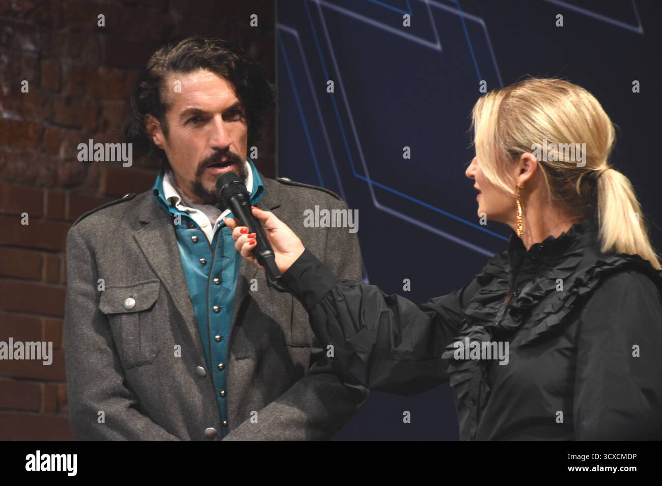 Bernhard Ludwig Rieger -Atelier -Lueftlmalerei Bayerischer Loewe Kuenstler Eva Gruenbauer Moderatorin Muenchen 13.10.2025 Allerheiligen Hofkirche -TouBy so heisst der Preis der bayerischen Tourismusbranche. Zweite Runde und rueckt wieder Menschen in den Mittelpunkt, Die sich um den Tourismus im Freistaat besonders verdiente abito da gheacht. Verliehen von Tourismusministerin Michaela Kaniber wird er wieder in den Kategorien Nachwuchspreis Touristiker/Touristikerin des Jahres und Lebenswerk foto Muenchen *** Bernhard Ludwig Rieger Atelier Lueftlmalerei Bayerischer Loewe artista Eva Gruenbauer Modera Foto Stock