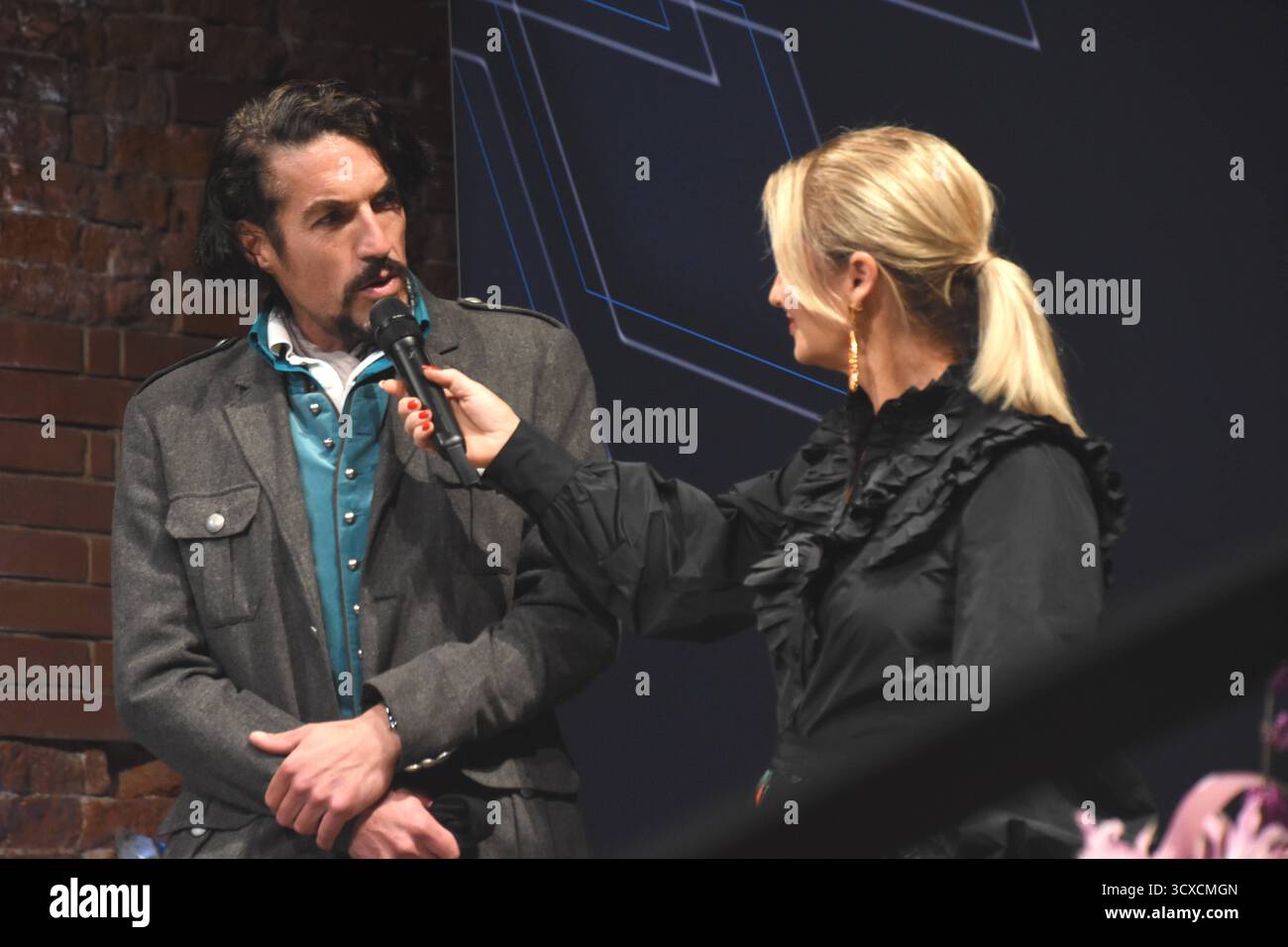 Bernhard Ludwig Rieger -Atelier -Lueftlmalerei Bayerischer Loewe Kuenstler Eva Gruenbauer Moderatorin Muenchen 13.10.2025 Allerheiligen Hofkirche -TouBy so heisst der Preis der bayerischen Tourismusbranche. Zweite Runde und rueckt wieder Menschen in den Mittelpunkt, Die sich um den Tourismus im Freistaat besonders verdiente abito da gheacht. Verliehen von Tourismusministerin Michaela Kaniber wird er wieder in den Kategorien Nachwuchspreis Touristiker/Touristikerin des Jahres und Lebenswerk foto Muenchen *** Bernhard Ludwig Rieger Atelier Lueftlmalerei Bayerischer Loewe artista Eva Gruenbauer Modera Foto Stock