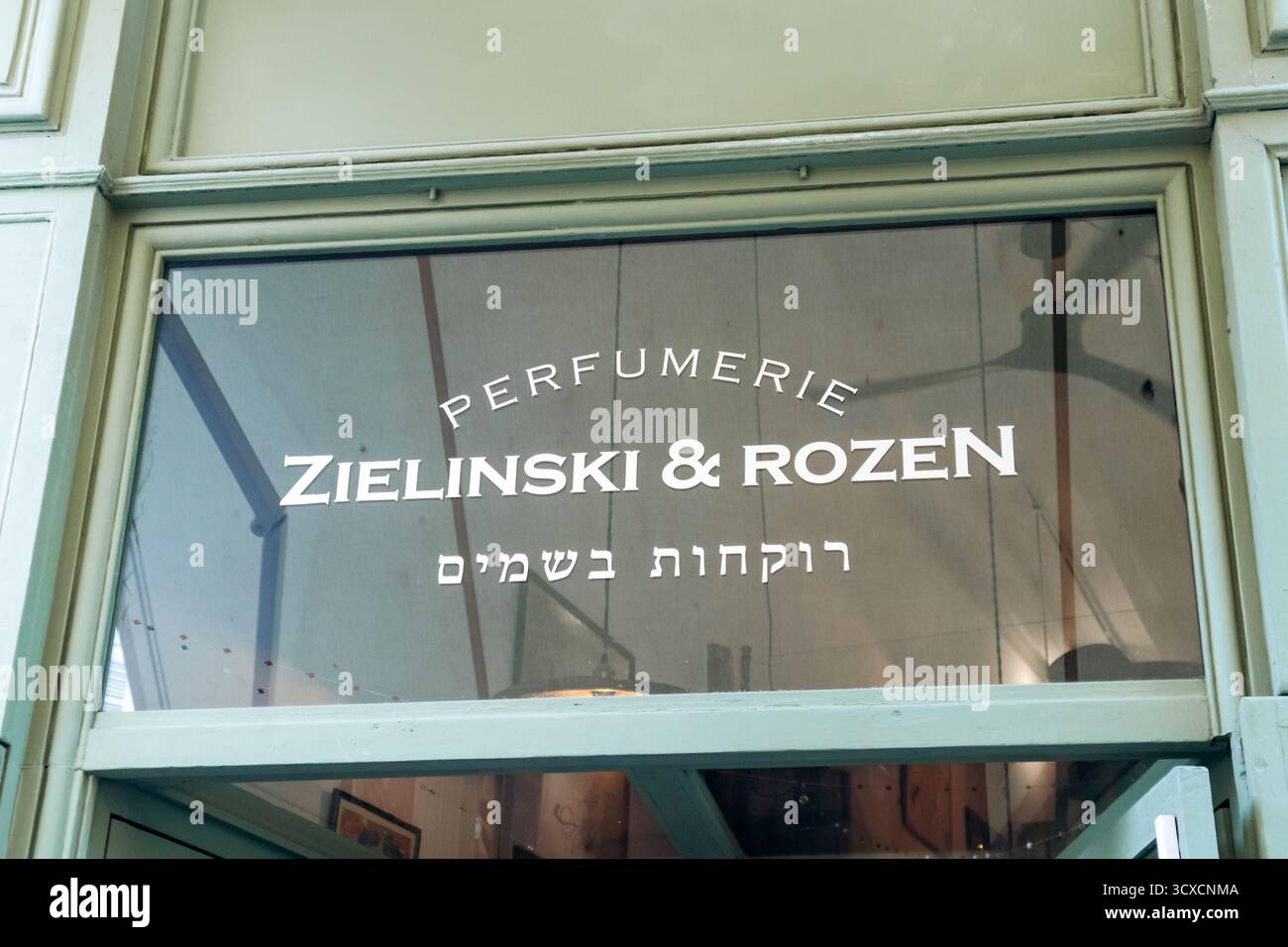 Nizza, Francia - 14 giugno 2025: Cartello della boutique di profumi Zielinski and Rozen sopra l'ingresso Foto Stock