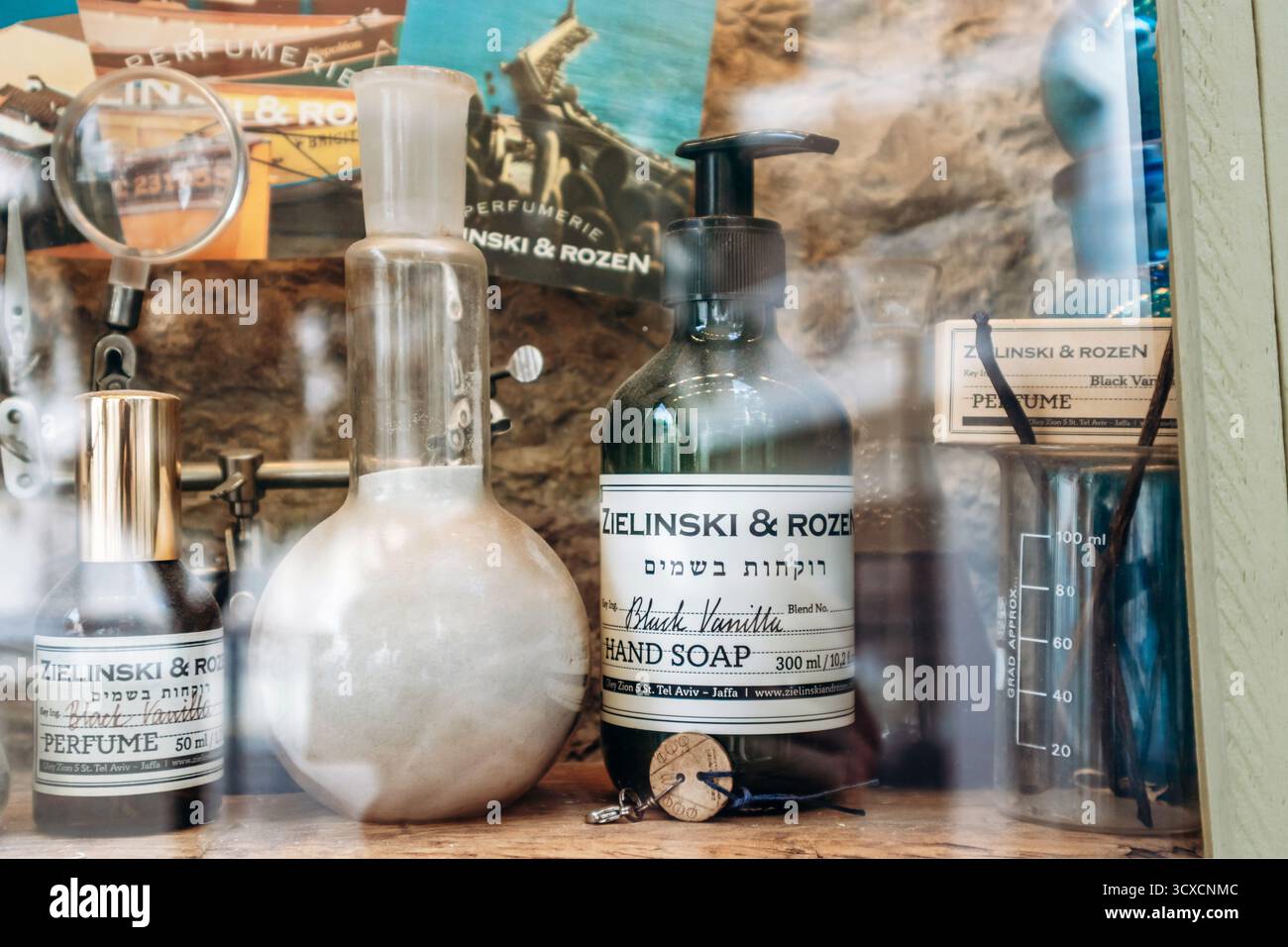 Nizza, Francia - 14 giugno 2025: Vetrina boutique di profumi Zielinski e Rozen con bottiglie di vetro e sapone per le mani Foto Stock