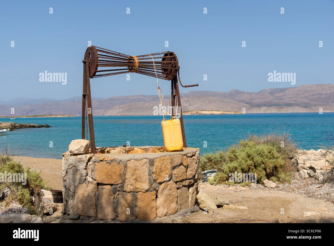 Pietra rustica ben vicino al mare in un paesaggio tranquillo Foto Stock