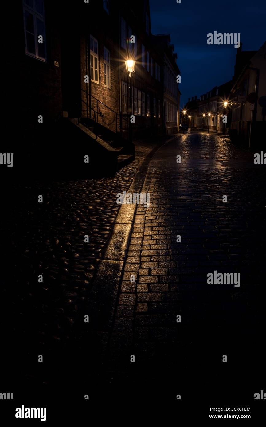 Spaventosa vecchia strada nella città antica, l'orrore prende l'umore dello Squartatore, la scena di halloween, la magica strada oscura Foto Stock