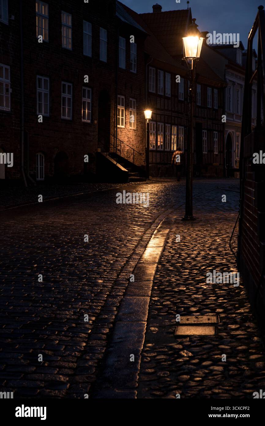 Spaventosa vecchia strada nella città antica, l'orrore prende l'umore dello Squartatore, scena haloween, magica strada buia Foto Stock