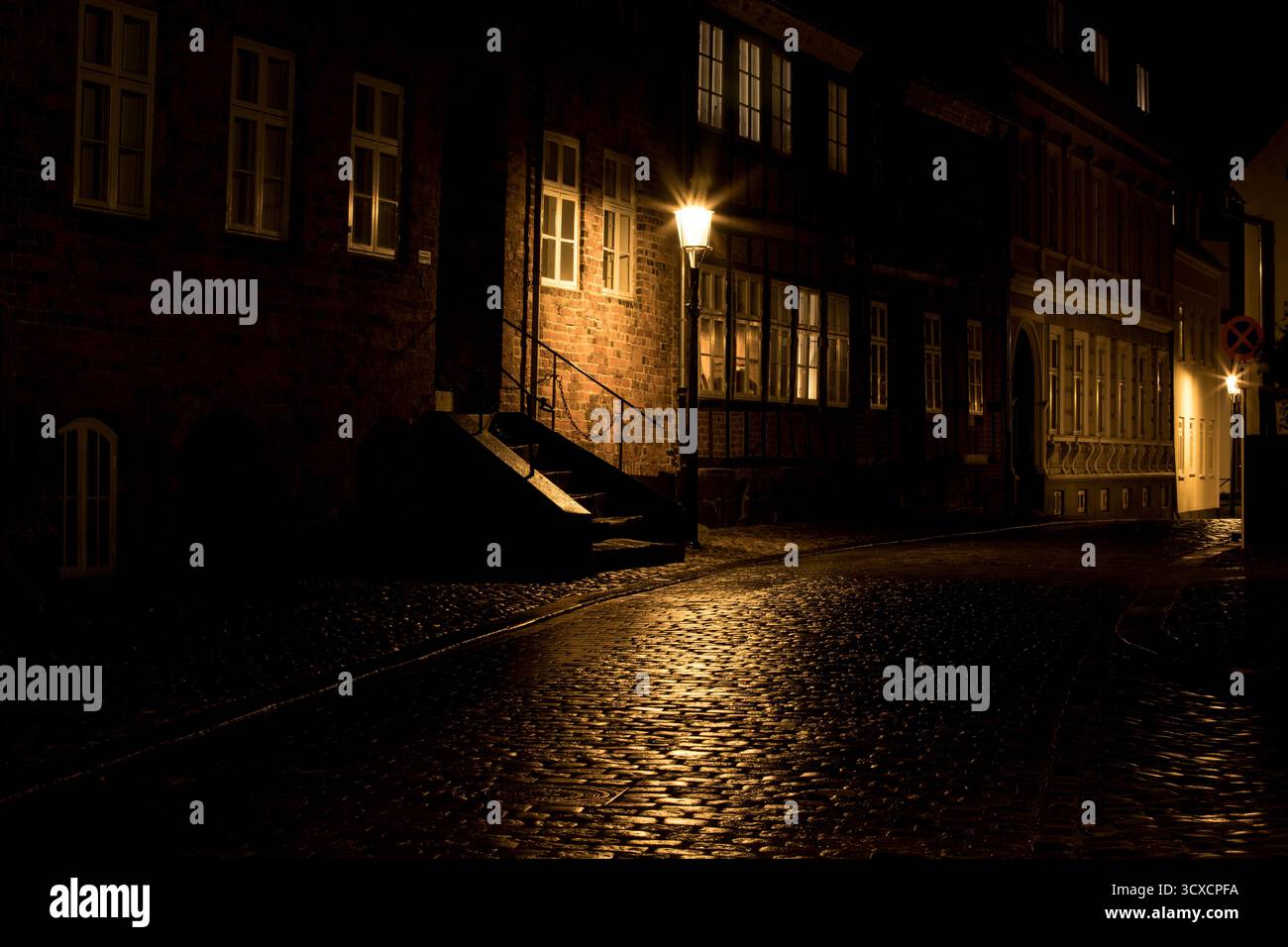 Spaventosa vecchia strada nella città antica, l'orrore prende l'umore dello Squartatore, la scena di halloween, la magica strada oscura Foto Stock