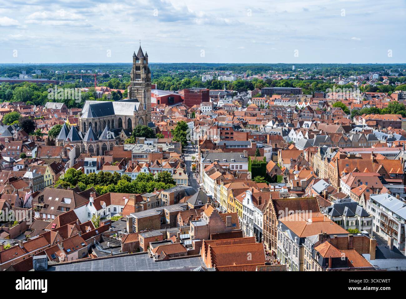 Cattedrale di San Salvatore e tetti di tegole rosse dal Belfort nel centro storico di Bruges nelle Fiandre occidentali, Belgio, Europa Foto Stock