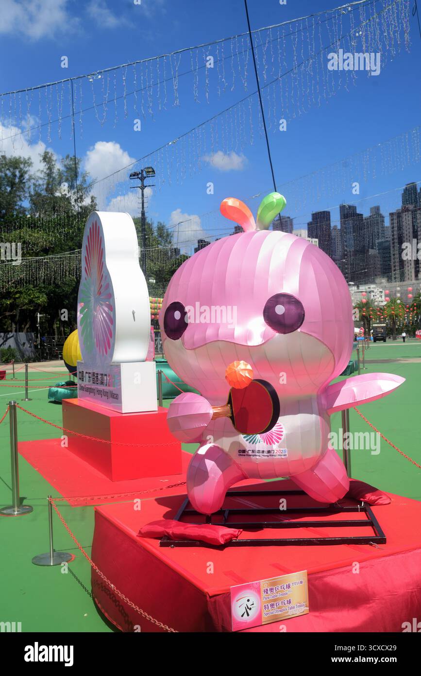 Lerongrong, mascotte ufficiale dei 15 Giochi nazionali della Repubblica Popolare Cinese, tiene una mazza da ping-pong a Victoria Park, Hong Kong Foto Stock
