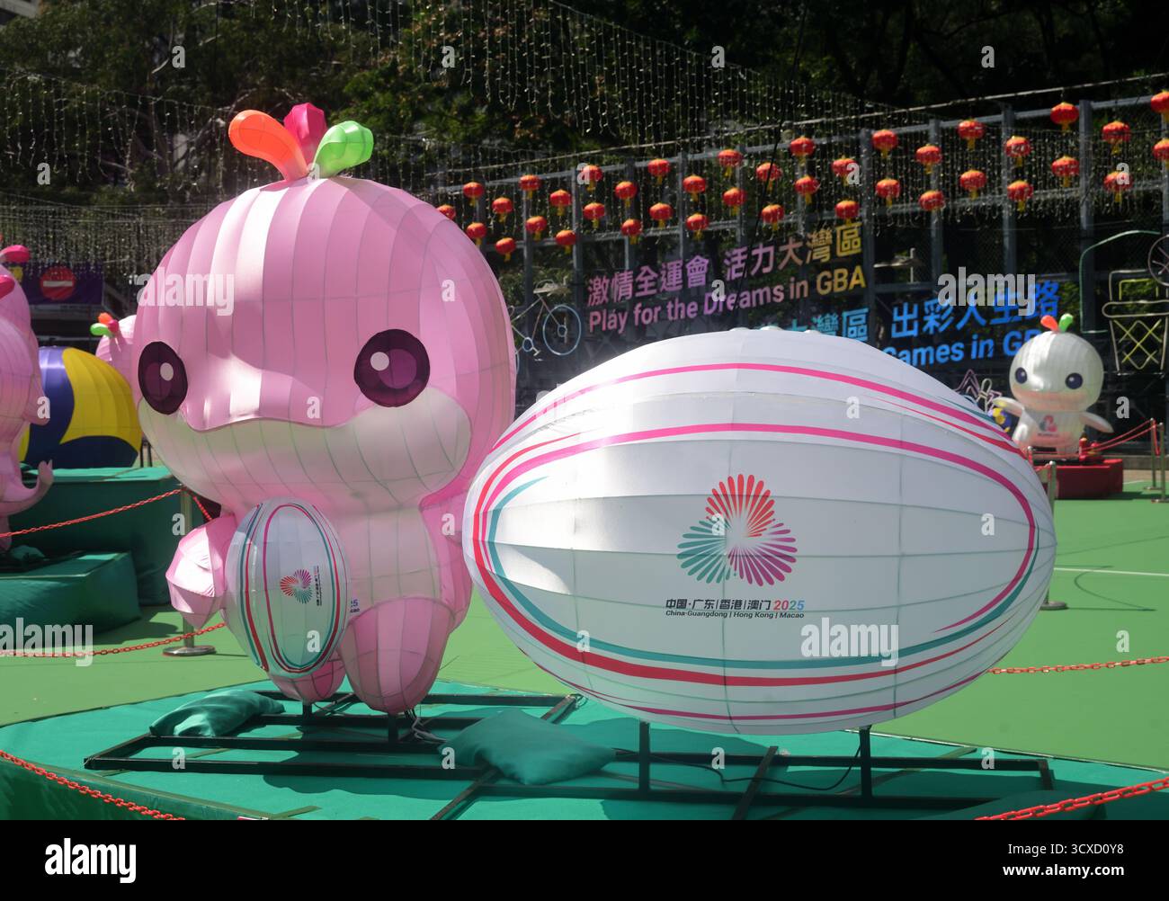 Lerongrong, mascotte ufficiale dei XV Giochi nazionali della Repubblica Popolare Cinese, tiene un pallone da rugby, Victoria Park, Hong Kong. Foto Stock